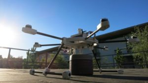 O drone utilizado no teste está adaptado para poder transportar uma encomenda. Connect Robotics
