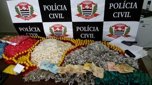 Drogas e dinheiro foram apreendidos em Itanhaém (Foto: Divulgação)