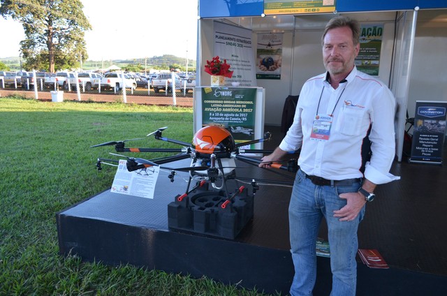 O fundador da Sky Drones, Ulf Bogdawa, ao lado de drone pulverizador com tanque para 10 litros de defensivos agrícolas (Foto: Adriano Oliveira/G1)