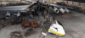 Drone mostra como ficou avião Antonov An-225 atingido pela Rússia Vídeo publicado no YouTube mostra os destroços do maior avião do mundo destruído em fevereiro